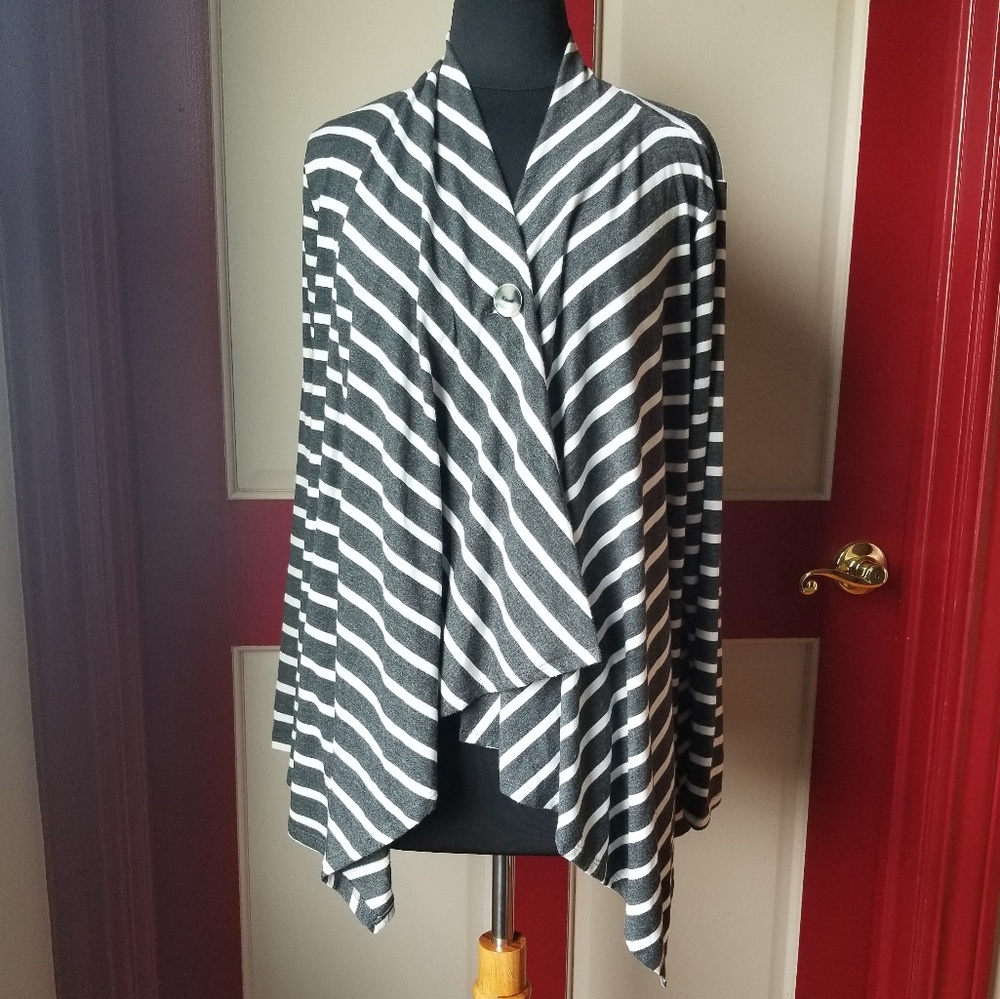 Ab Studio sweater/cape. Gray and white. Large - Picture 1 of 3